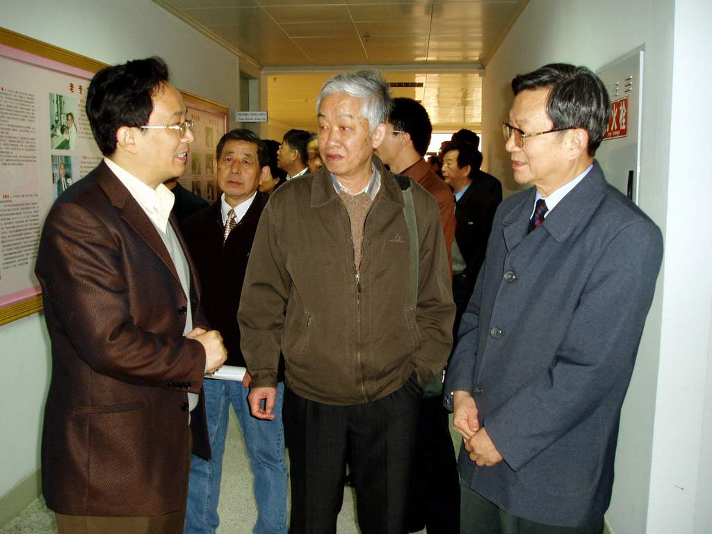 汕大医学院2004年迎新春招待晚会(图)